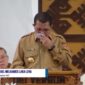 MENYEKA AIR MATA -Gubernur NTT, Emanuel Melkiades Laka Lena menyeka air mata saat memberikan sambutan pada misa pemakaman Uskup Emeritus Keuskupan Agung Kupang, Mgr. Petrus Turang di Gereja Katedral Kristus Raja Kupang, Selasa, 8 April 2025. 