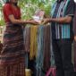 TERIMA BUKU -
Bupati Flores Timur, Anton Doni Dihen menerima Buku Inewae Neke Tane dari 
Mariana Tuto Demon